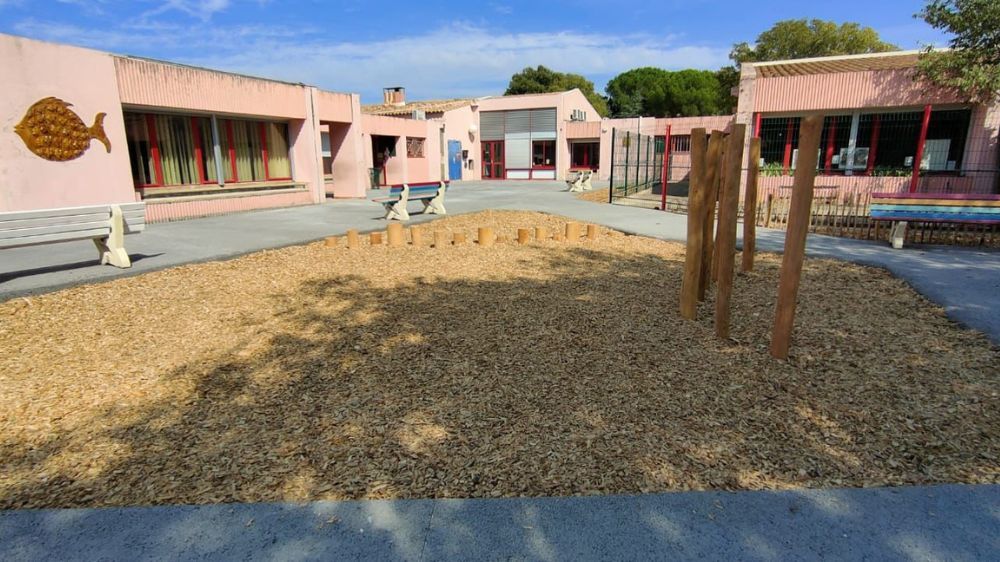 Aménagement d'une aire de jeux écologique dans une école à Nîmes.jpg