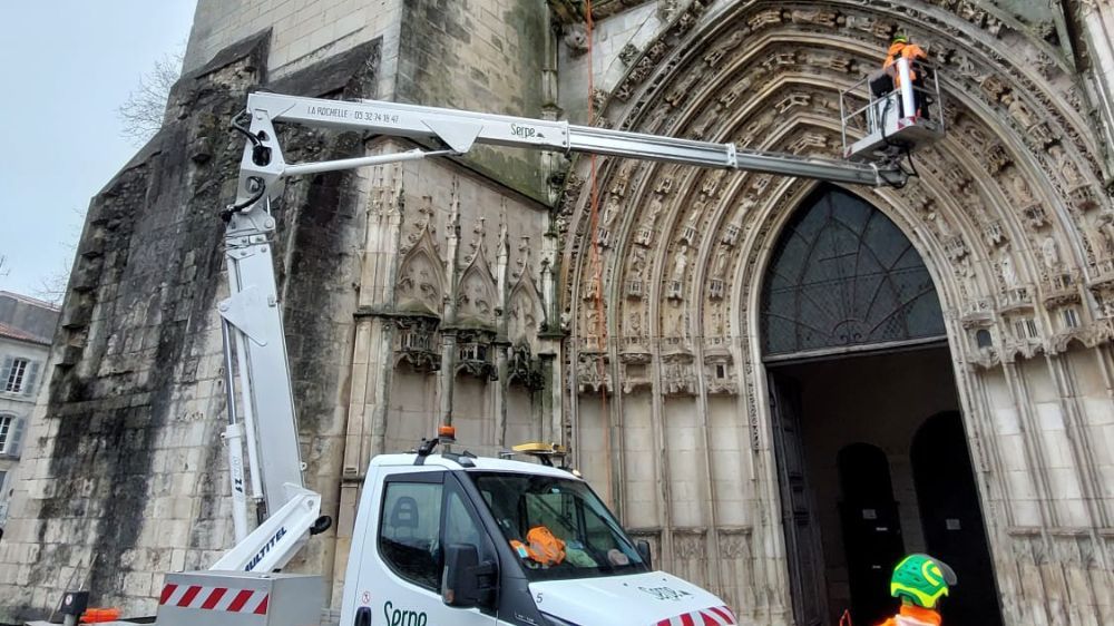 La Rochelle - Dévégétalisation de la Cathédrale de Saint-Pierre 3.jpg