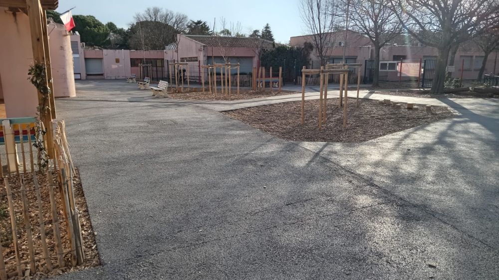 nimes - Aménagement d’un espace extérieur dans une école au angles 2.jpg